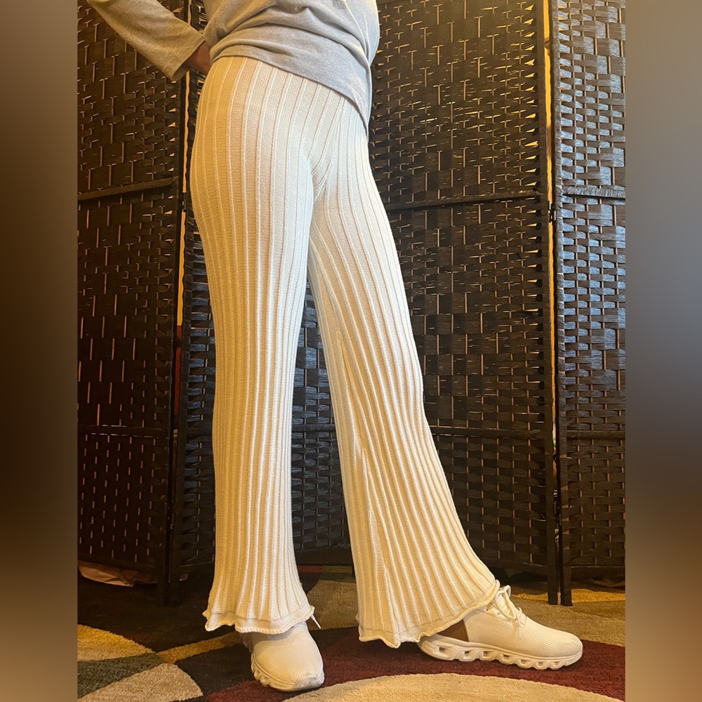 Sincerely Jules knit ribbed flare pants. Elastic waist high rise. Ivory. S. NWT